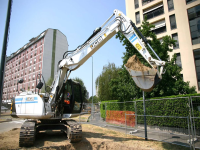 Escavatori JCB a lavoro per la rete A2A di Milano