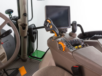 Il joystick CommandPRO™ su tutti i trattori della Serie 6R