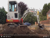Video: a 8 anni guida un Takeuchi TB016