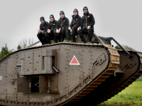 JCB ricostruisce un carro armato della prima guerra mondiale per il centenario dell'armistizio