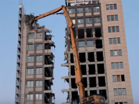 VIDEO: CAT 385C demolisce un palazzo di 11 piani