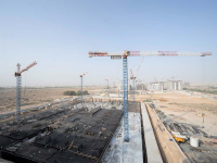 Otto gru Raimondi in cantiere per la costruzione di un esclusivo distretto residenziale