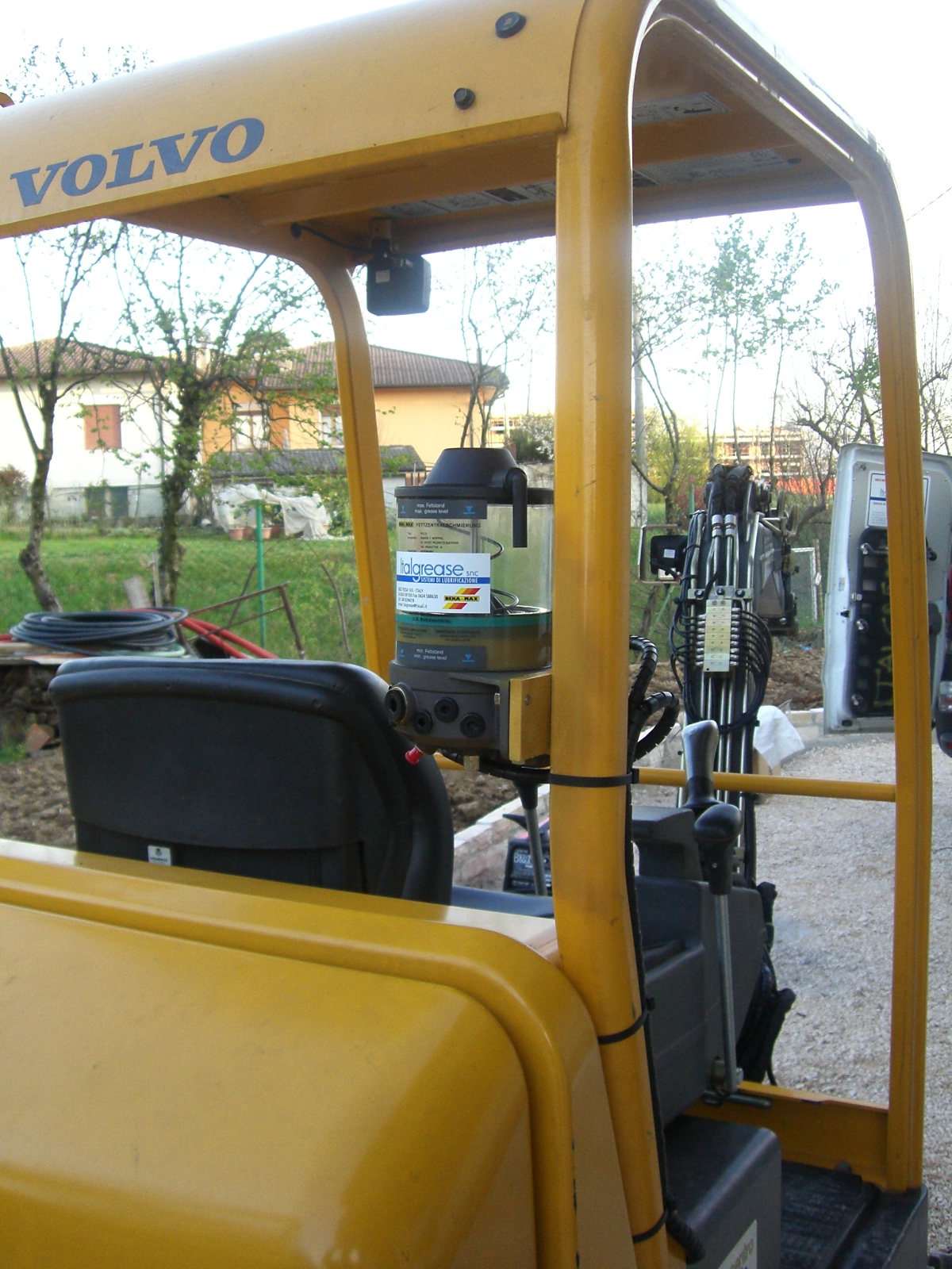 Volvo EC15 con impianto di lubrificazione Beka Italgrease (1)