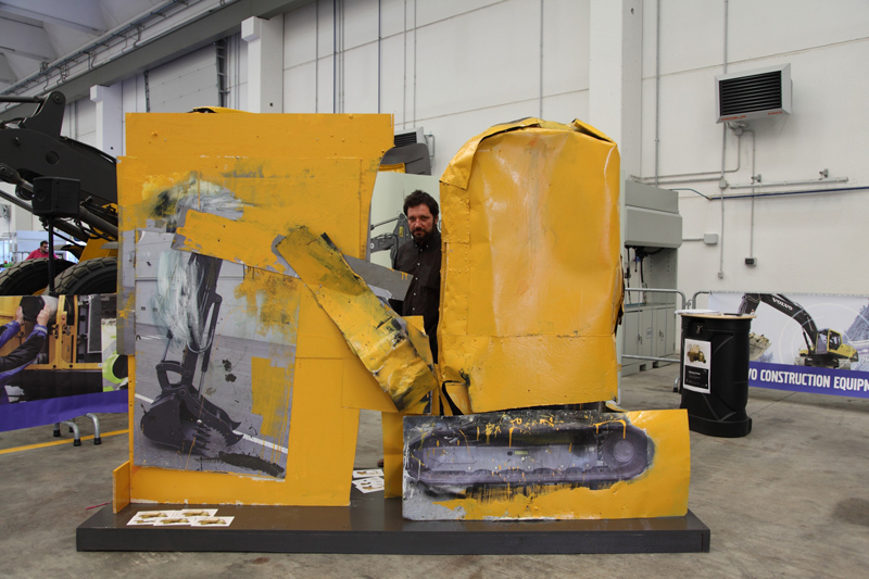 G.-Cossio-Escavatore-compatto-Volvo-ECR50D-installazione-per-Volvo-CE-scultura-polimaterica-cm.-220x290x98