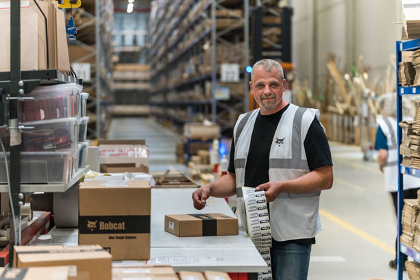 bobcat-company-warehouse-worker bobcat-company-warehouse-worker